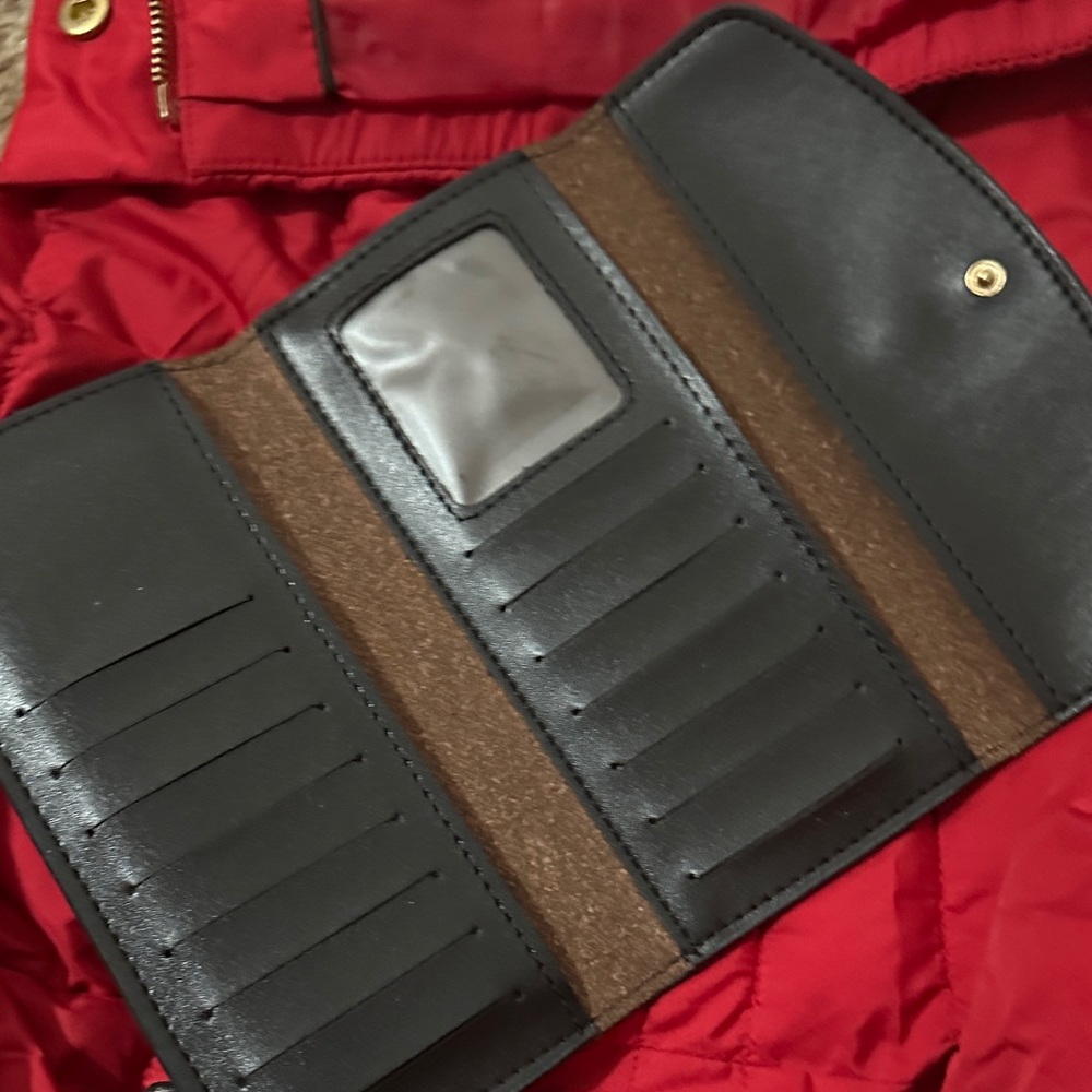 Gucci Black and Beige GG Continental Wallet - Picture 2 of 4